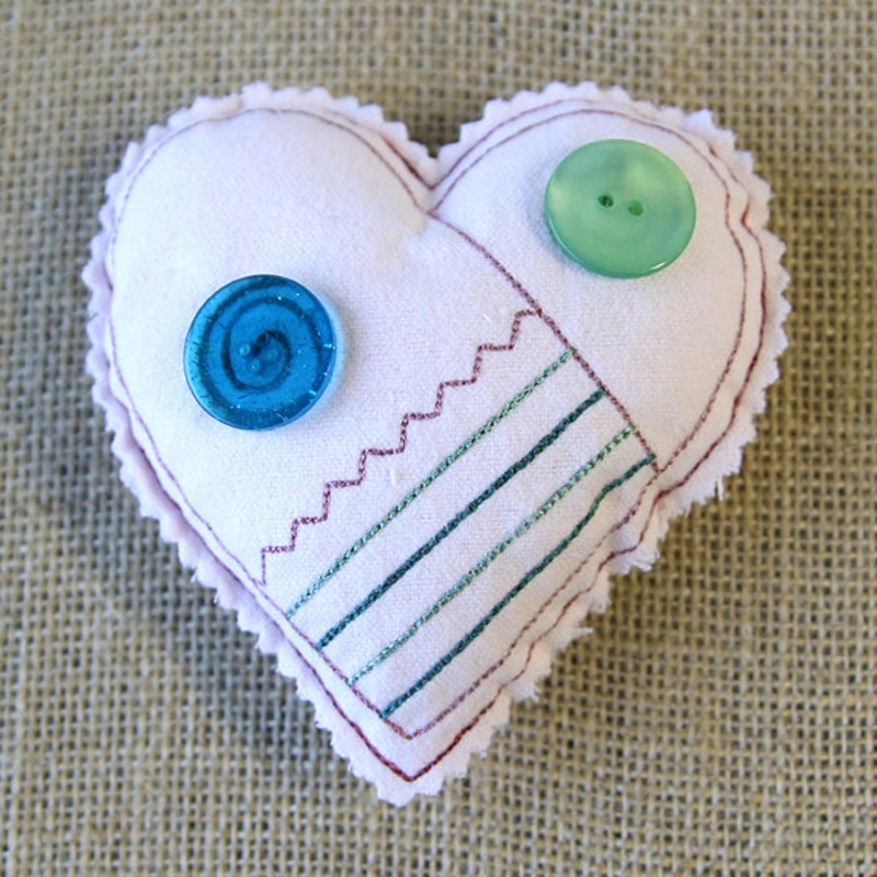 Christmas Stuffie – Heart (In-the-Hoop)