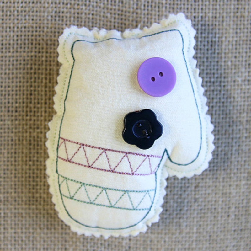 Christmas Stuffie – Mitten (In-the-Hoop)