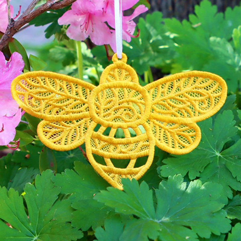 Summer Treasures – Bee (Lace)|4.86″ x 4.87″ / 123.44mm x 123.7mm|3.88″ x 3.88″ / 98.55mm x 98.55mm|3.49″ x 3.5″ / 88.65mm x 88.9mm|All Sizes