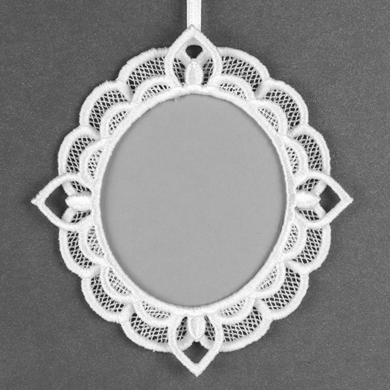 Sweet Moments Oval Frame Ornament (Lace)