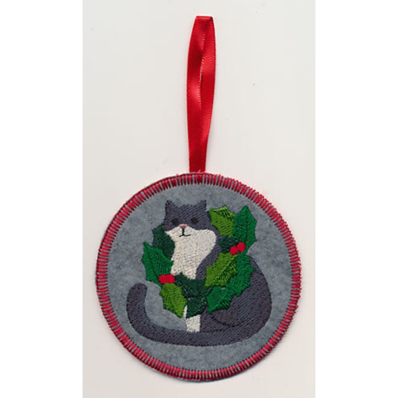 Christmas Cat with Wreath Ornament (In-the-Hoop)