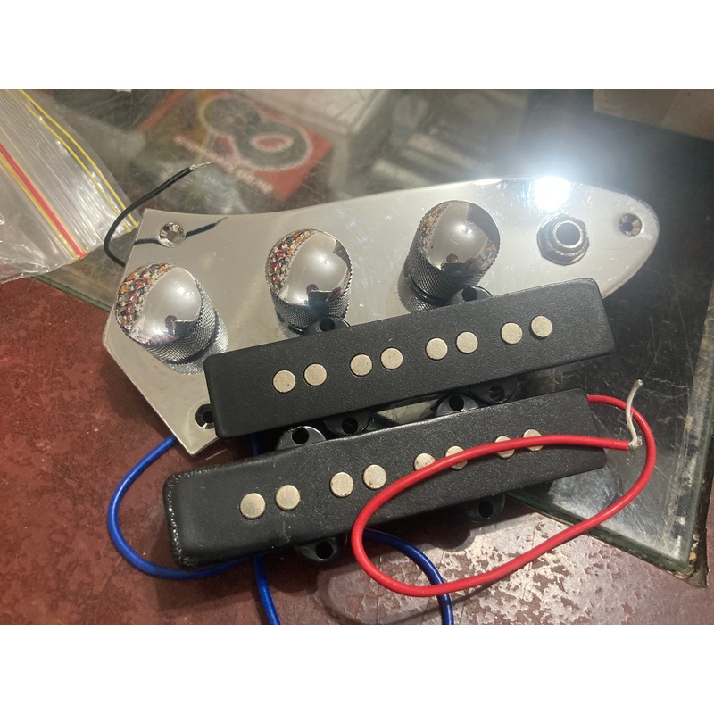 Unbranded – Jazz bass control panel and pickups