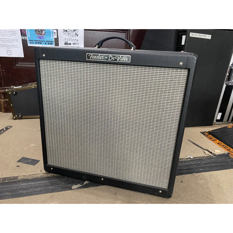 Fender – DeVille