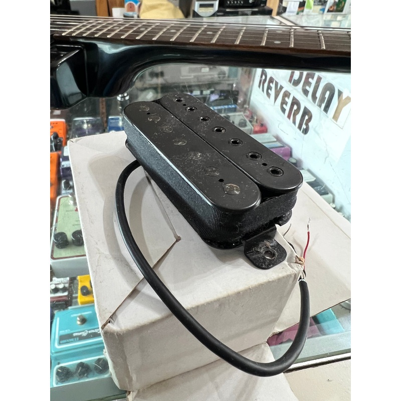 – – Humbucker pickup