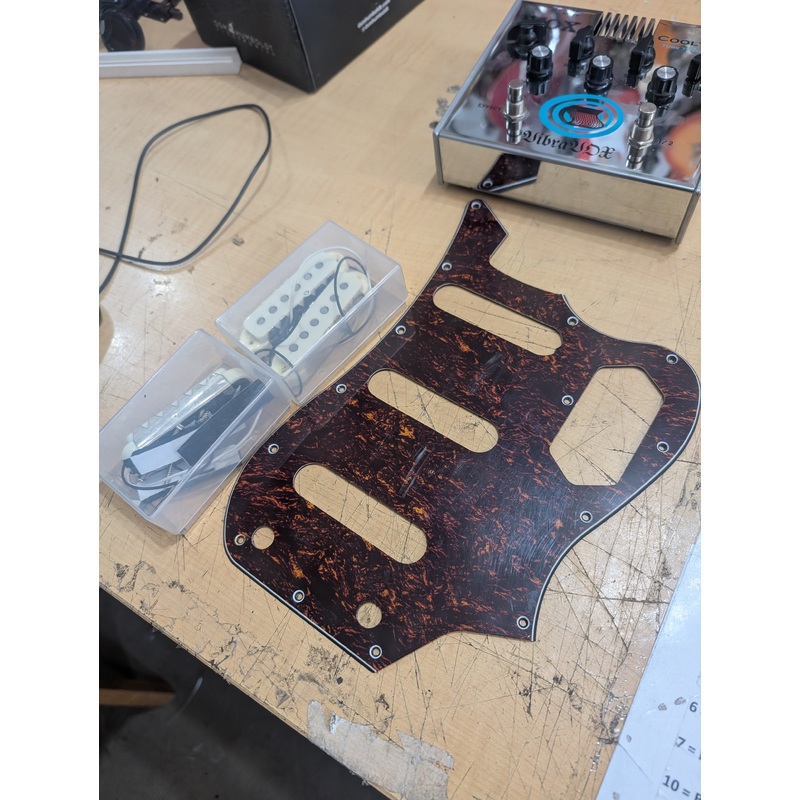 Squier – Vintage Modified Bass VI Pickups & scratch plate