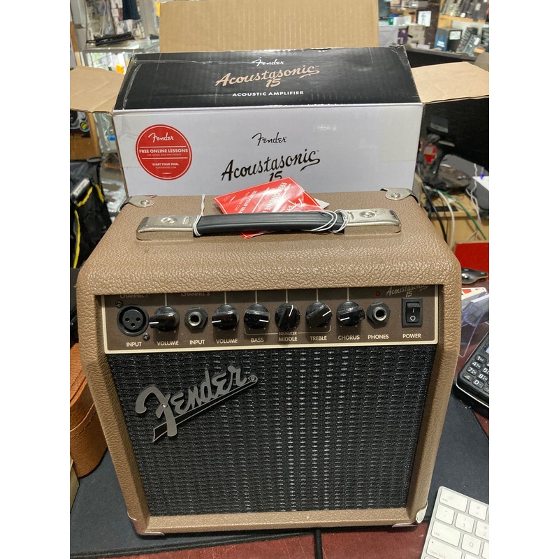 Fender – Acoustasonic 15
